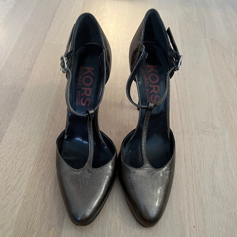 KORS by Michael Kors Silver T Strap Size 7.5 Pumps